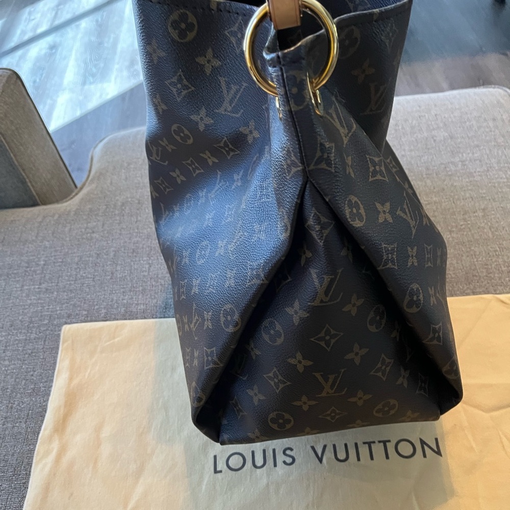 Authentic Louis Vuitton Artsy bag.